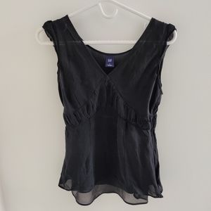 Black v neck sleeveless blouse Gap size 6